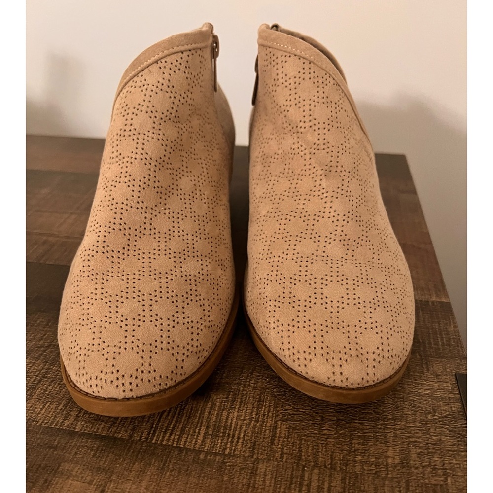 👢Beige Torrid Booties. Size 10w.